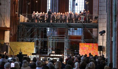 Ein Shantychor singt vor Publikum in einer Kirche