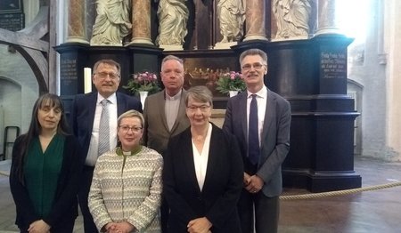 Gruppe von Menschen in einer Kirche