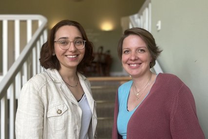 Zwei Frauen stehen auf einer Treppe und lächeln in die Kamera - Copyright: Tim Karweick