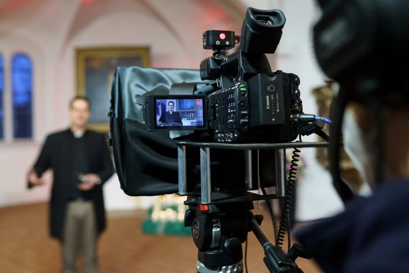 Blick über die Schulter eines Kameramenschen im Team-liveline. 