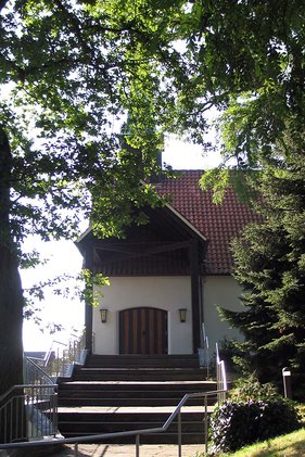 Detailansicht von außen auf Treppe und Eingang