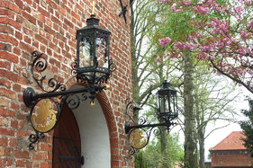 Laternen-Ausleger an der Eingangs-Mauer der St-Jürgen-Kapelle