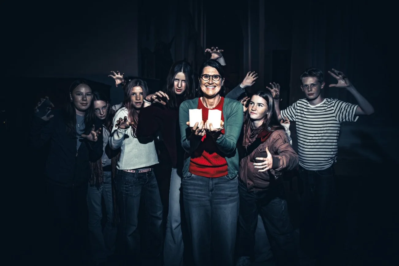 Menschen mit gruseligen Blicken in einer dunklen Kirche