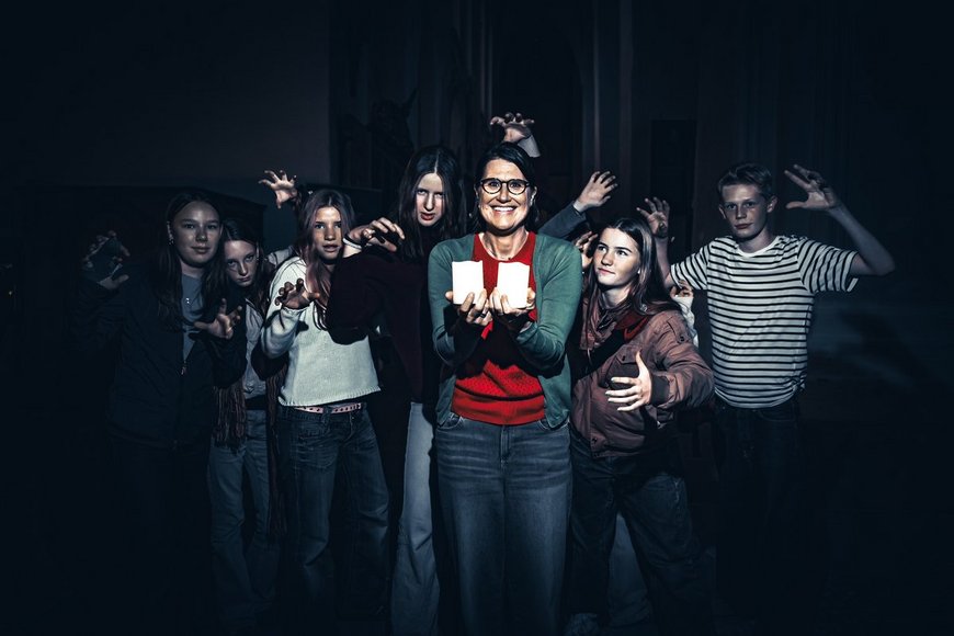 Menschen mit gruseligen Blicken in einer dunklen Kirche - Copyright: Lena Modrow