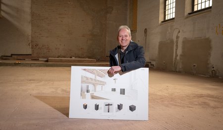 Ein Mann in einer Kirche 