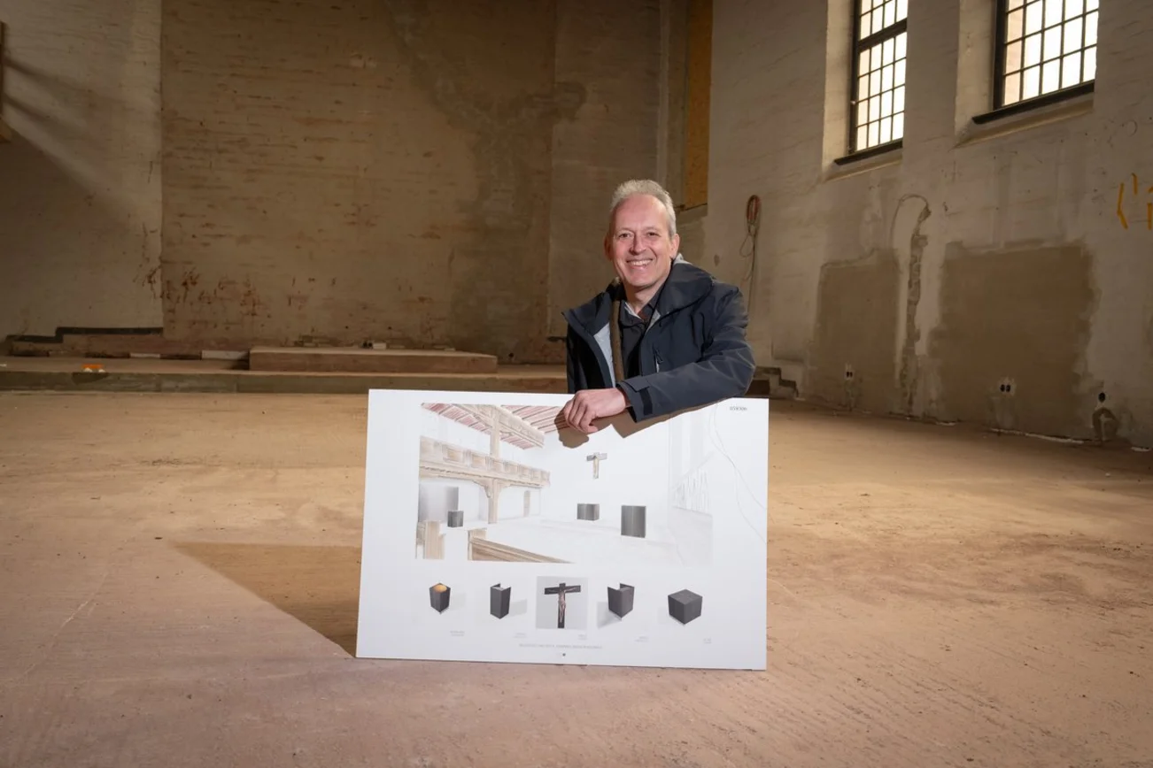 Ein Mann in einer Kirche 