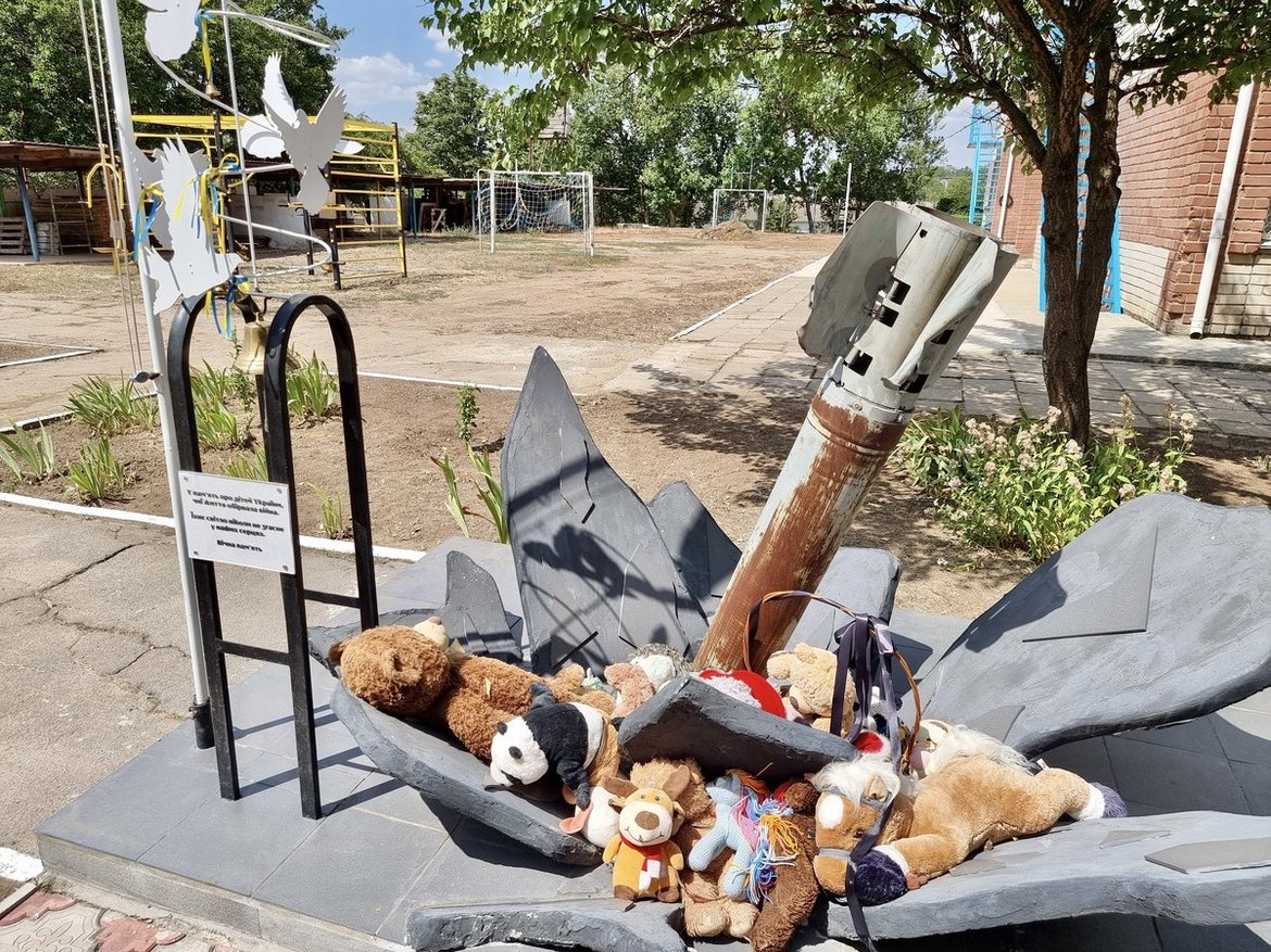 Blick auf einen Platz mit Kuscheltiere und einer Rakete. 