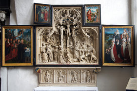 Blick auf den aufgeklappten Brömbse-Altar von St. Jakobi