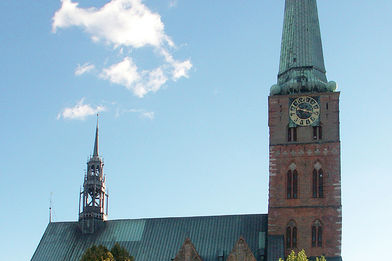 Eine Außenansicht von St. Jakobi von der Seite - Copyright: Ev.-Luth. Kirchenkreis Lübeck-Lauenburg