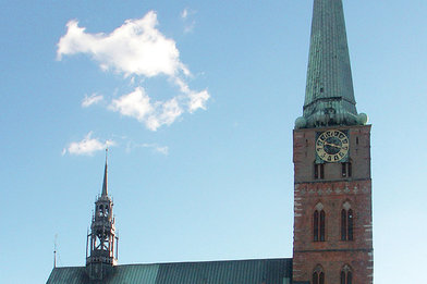 Eine Außenansicht von St. Jakobi von der Seite - Copyright: Ev.-Luth. Kirchenkreis Lübeck-Lauenburg