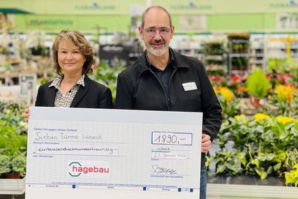 Spendenübergabe im hagebauMarkt Lübeck mit Leite Frank Sämann und 7Türme+ Referentin Heike Reimann- - Copyright: Steffi Niemann