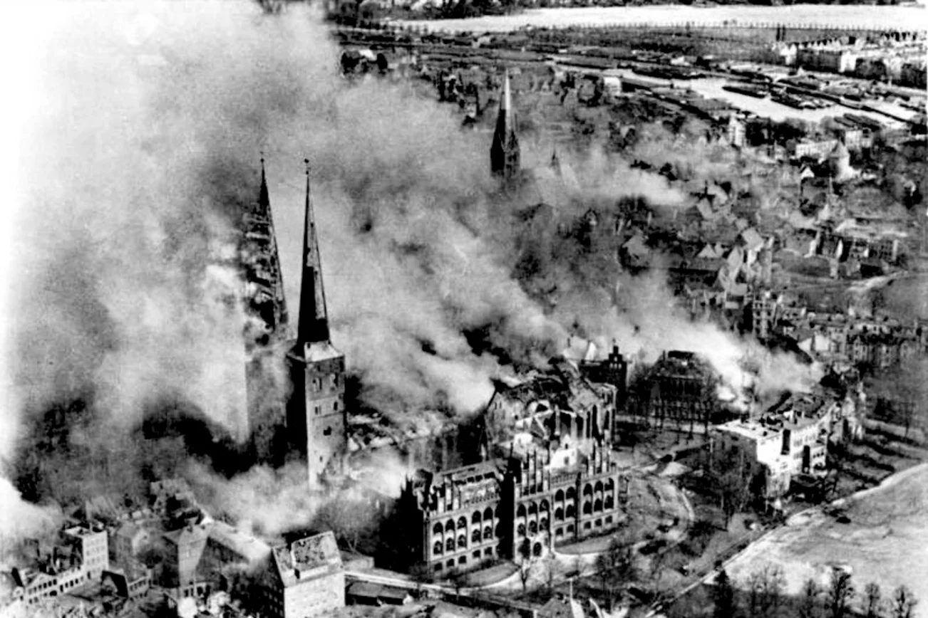 Historisches Bild brennender Kirchtürme in Lübeck im Zweiten Weltkrieg. 