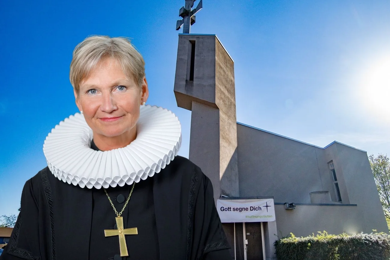 Eine Frau im Talar vor der Kreuzkirche