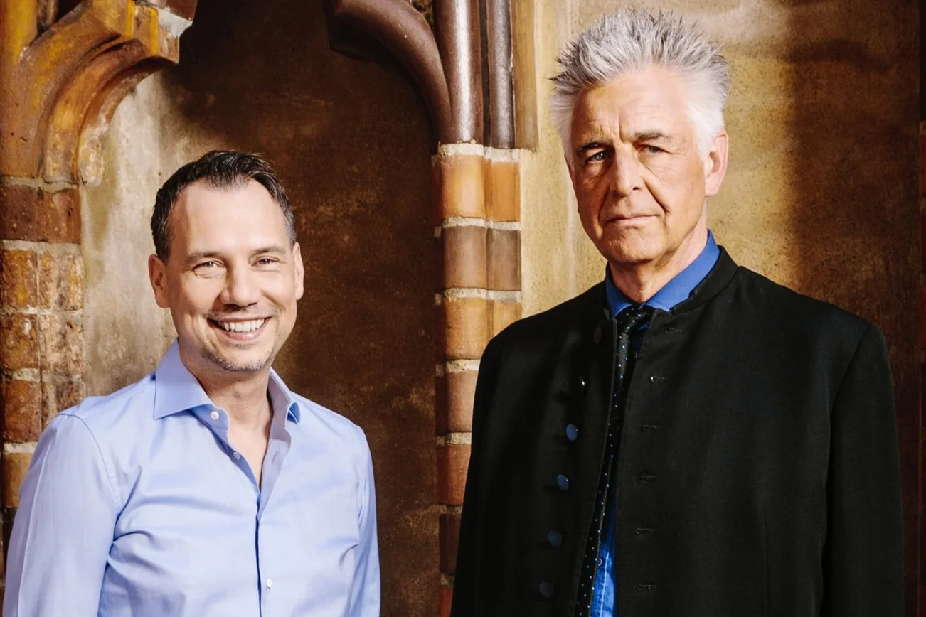 Zwei menschen stehen in einer Kirche