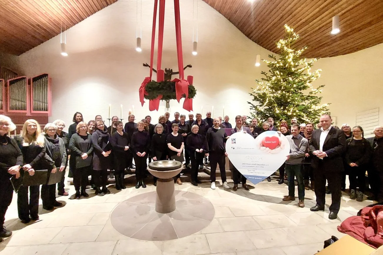 Menschen in einer Kirche