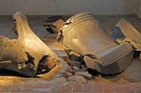 Die Trümmer der heruntergefallenen Glocken in St. Marien