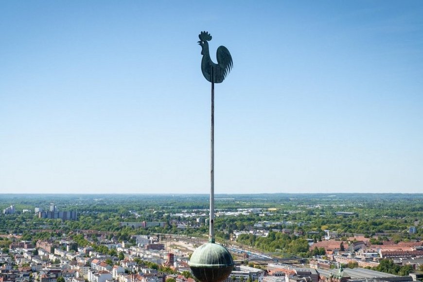 Blick auf einen Kirchturm-Hahn - Copyright: Oliver Beck 