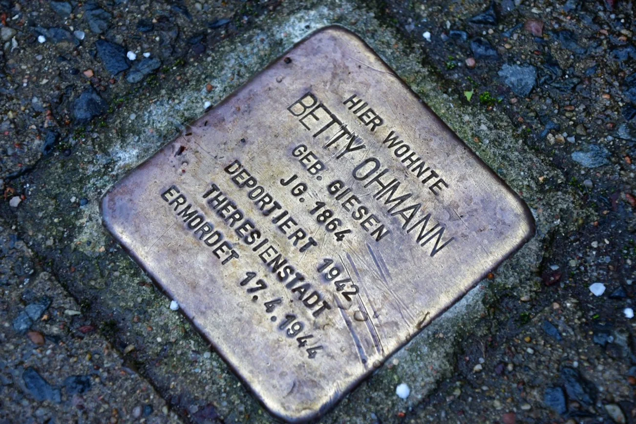 Ein in den Gehweg eingelassener Gedenkstein in Lübeck