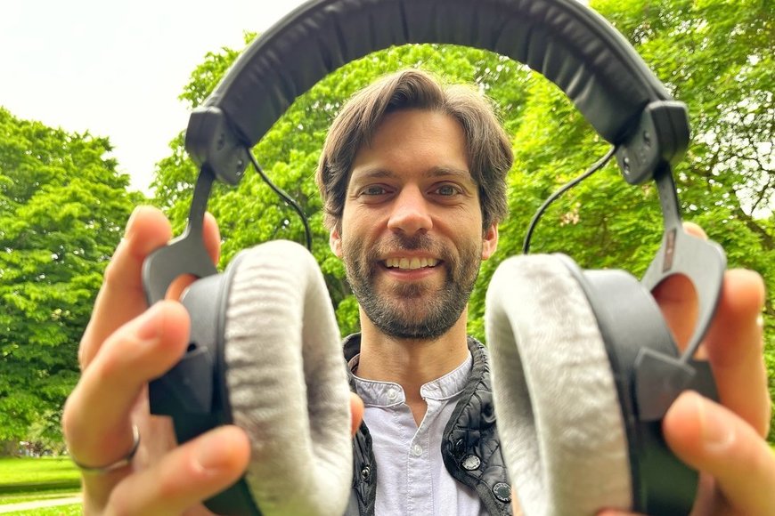 Ein Mann hält Kopfhörer in den Händen - Copyright: Bastian Modrow
