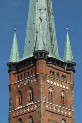 Der Turm von St. Petri in Nahansicht mit Aussichts-Umgang 