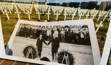 Ein Foto auf einem Foto: Altbundeskanzler Helmut Kohl und der ehemalige französische Staatspräsident François Mitterrand trafen sich auf einem der Soldatenfriedhöfe in Frankreich und sendeten Zeichen der Versöhnung in die Welt.
