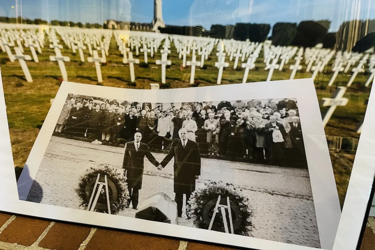 Ein Foto auf einem Foto: Altbundeskanzler Helmut Kohl und der ehemalige französische Staatspräsident François Mitterrand trafen sich auf einem der Soldatenfriedhöfe in Frankreich und sendeten Zeichen der Versöhnung in die Welt.