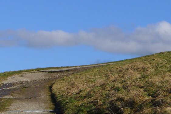 Landschaft mit Weg und blauem Himmel - Copyright: Ina Ebner 