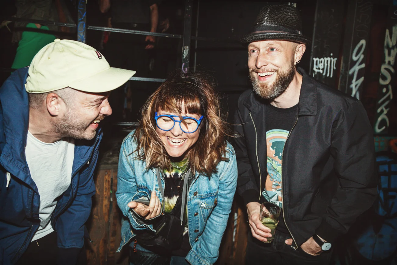 Drei Personen lachen miteinander