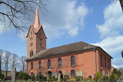 Außenansicht der St.-Nikolai-Kirche Hohenhorn, von der Seite gesehen - Copyright: Manfred Maronde
