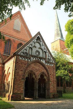 Blick auf den Eingang mit der Paradies-Vorhalle