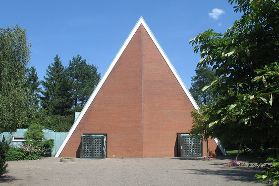 Außenansicht der Dreifaltigkeitskirche von der Seite der beiden Eingänge - Copyright: Ev.-Luth. Kirchenkreis Lübeck-Lauenburg