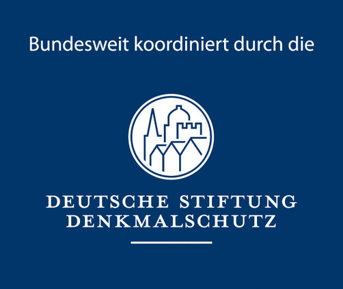 weißer Text auf dunkel blauem Hintergrund: Text: Bundesweit koordiniert durch die DEUTSCHE STIFTUNG DENKMALSCHUTZ