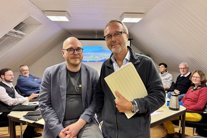 Menschen in einem Raum schauen in die Kamera - Copyright: Bastian Modrow