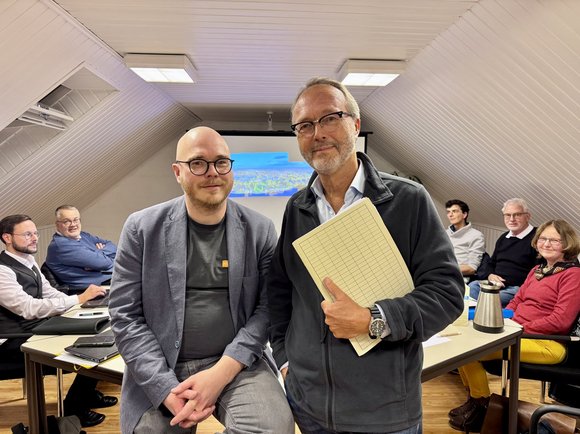 Menschen in einem Raum schauen in die Kamera