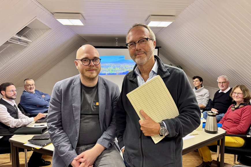 Menschen in einem Raum schauen in die Kamera - Copyright: Bastian Modrow