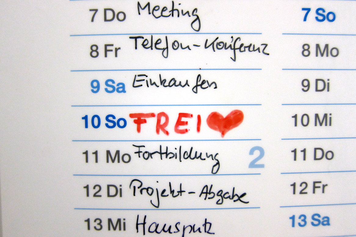 Terminkalender - Verschiedenen Termine in ein Kalender eingetragen - Bei Sonntag steht in roter Schrift und Großbuchstaben FREI mit einem roten Herz dahinter.