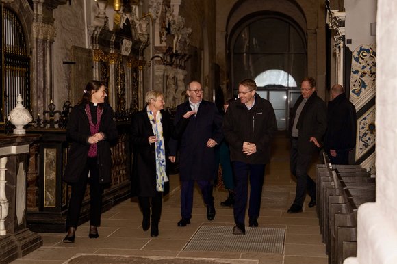 Menschen in einer Kirche im Dialog