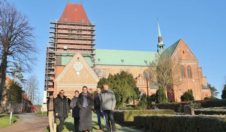 Eine Gruppe von Personen steht vor dem Ratzeburger Dom. 