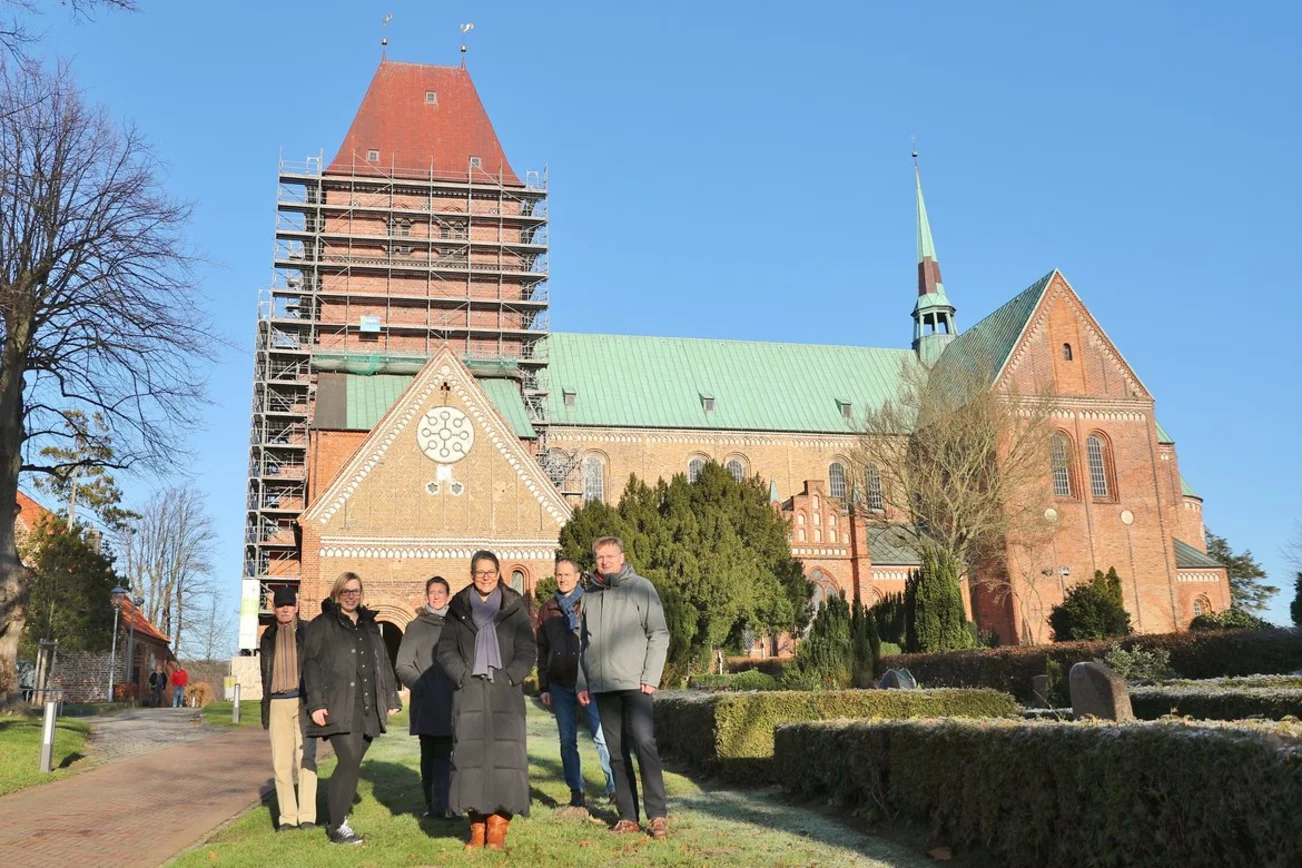 Eine Gruppe von Personen steht vor dem Ratzeburger Dom. 