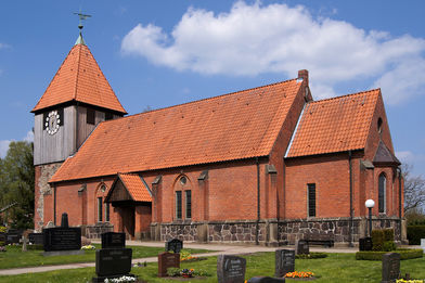 Seitliche Außenansicht der Pötrauer Kirche