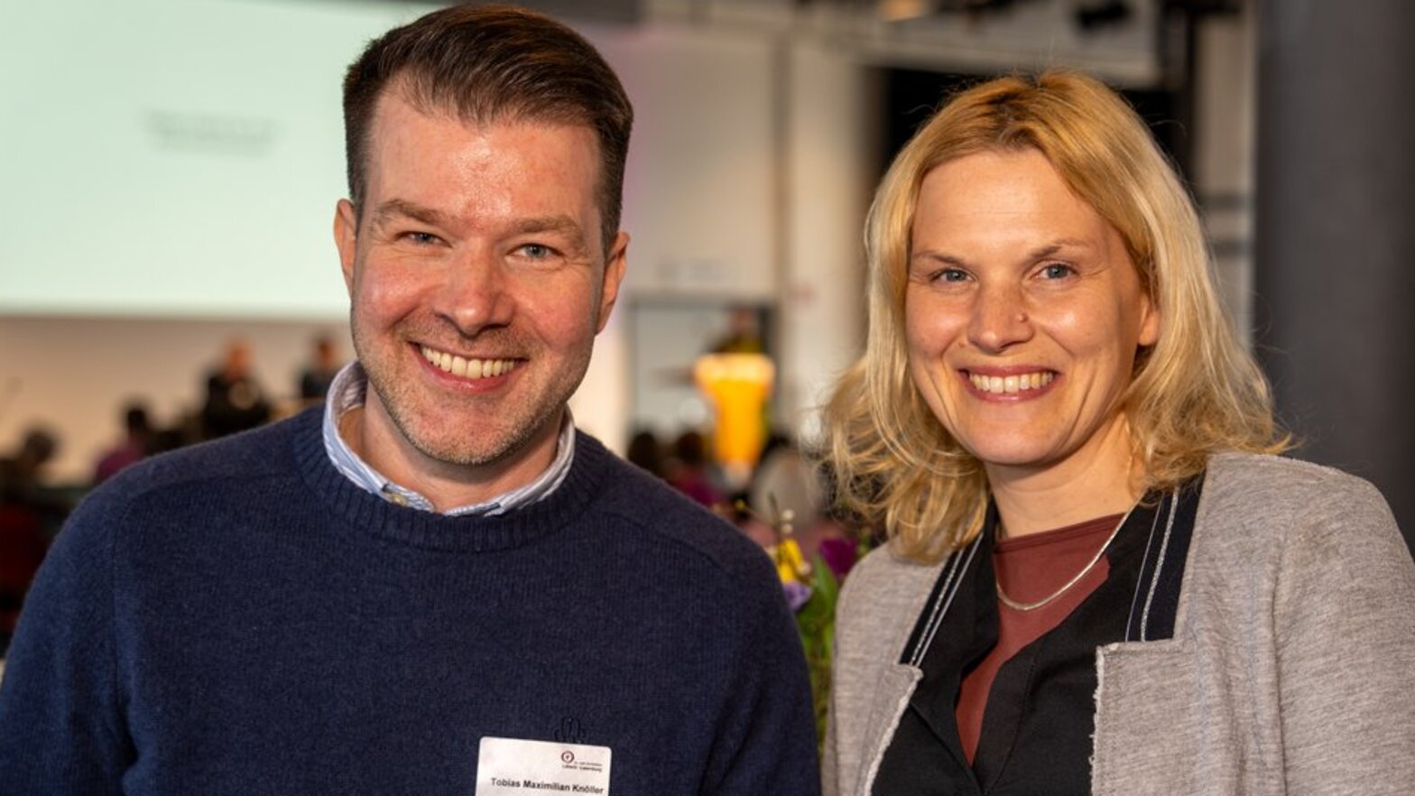 Zwei Menschen in einem Raum