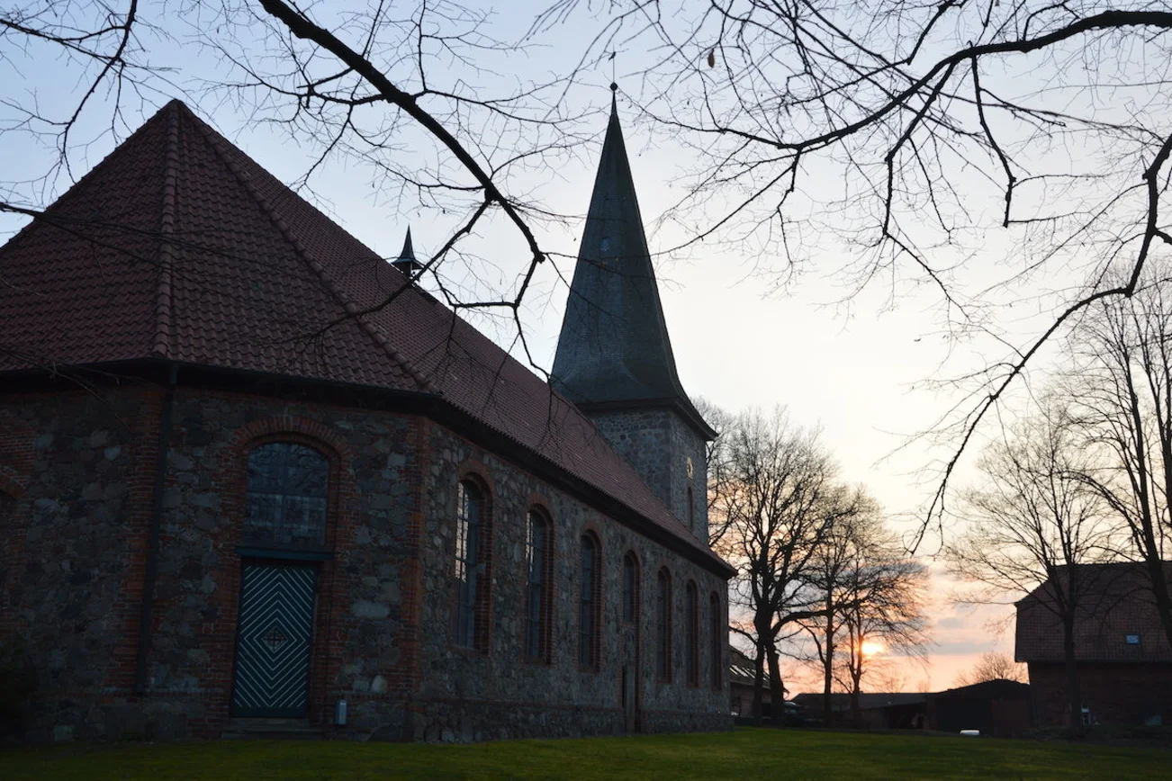 Blick auf die Siebeneichener St. Johannis Kirche im Licht der untergehenden Sonne