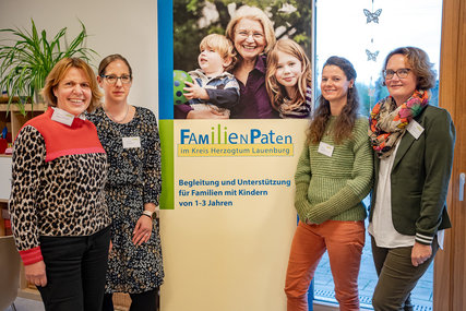 Vier Frauen stehen vor einem Plakat - Copyright: Jens Butz