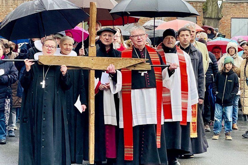 Menschen tragen ein Kreuz durch die Straße - Copyright: Steffi Niemann
