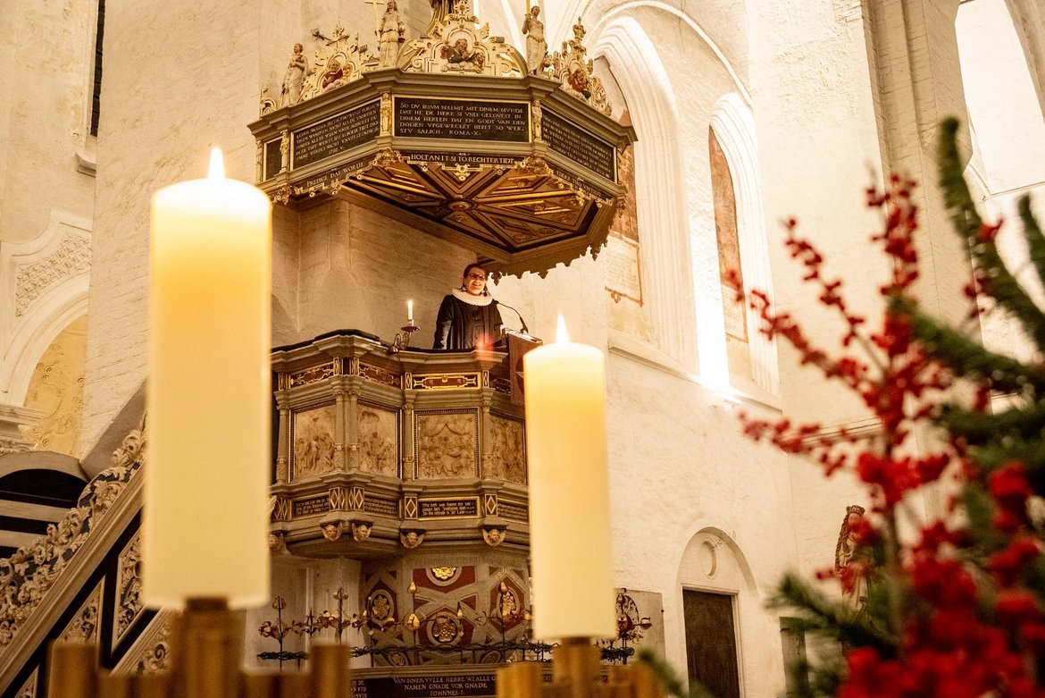 Eine Frau in einer Kirche