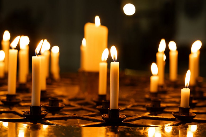 Mehrere brennende Kerzen im Dunkeln. - Copyright: Oliver Beck