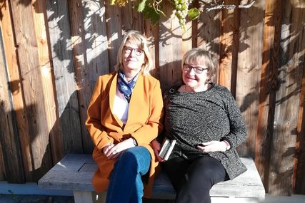 Zwei Frauen sitzen auf einer Bank - Copyright: Frauke Eiben (privat)