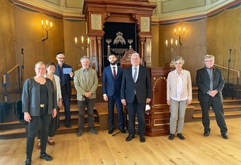 Gruppe an Personen in der Synagoge - Copyright: Bastian Modrow