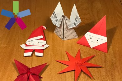 gefaltete Sterne, Engel und Weihnachtsmänner - Copyright: Roswitha Slemeyer