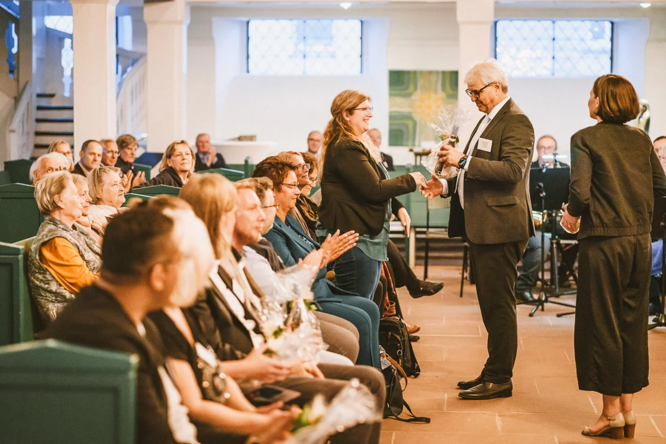 Ein Mann gibt einer Frau ein Geschenk.